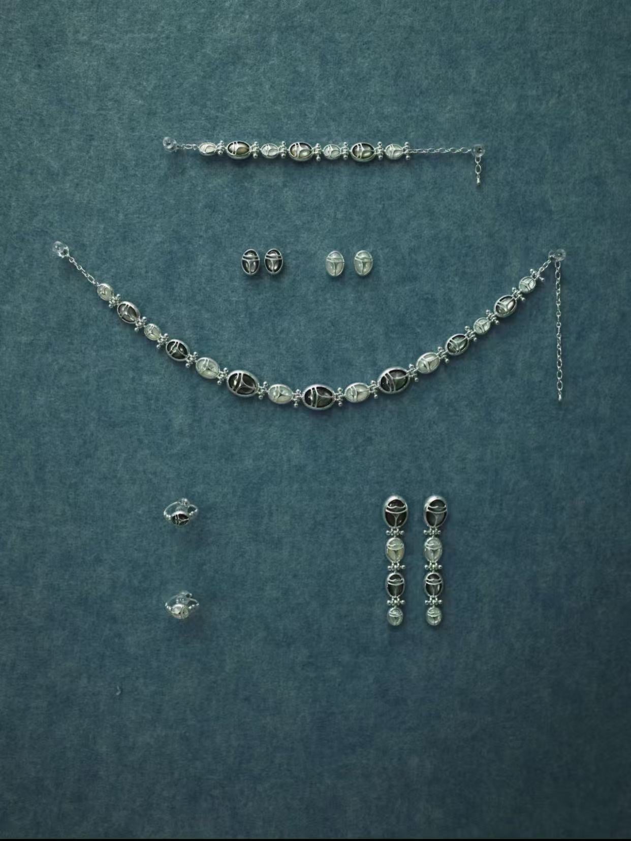 Black and White Pearl Necklace