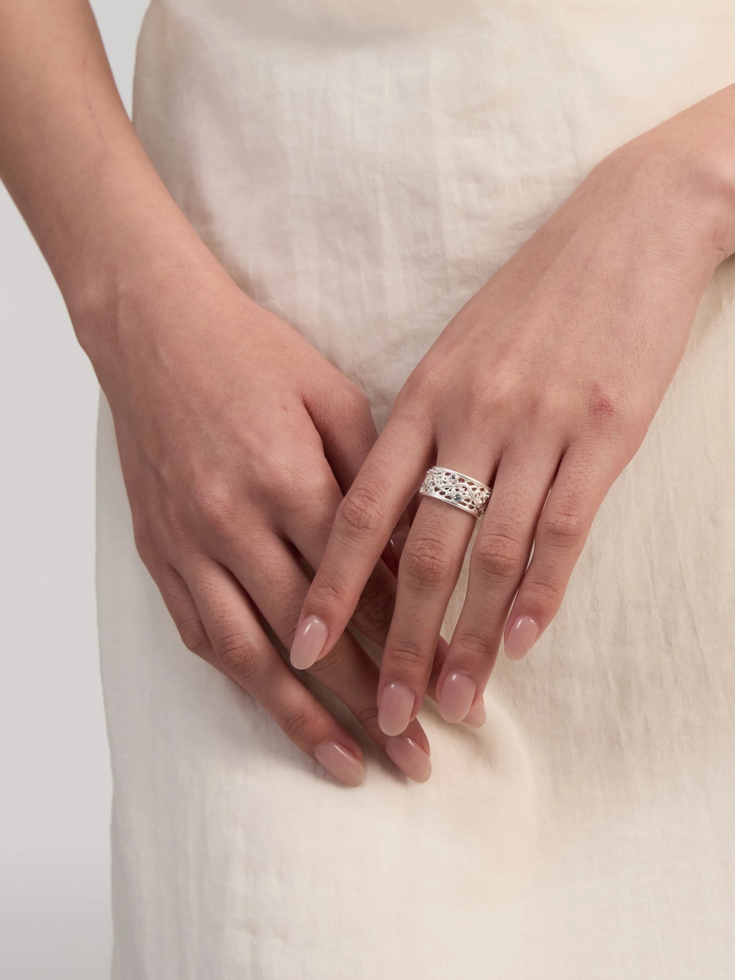 Manman embossed lace ring