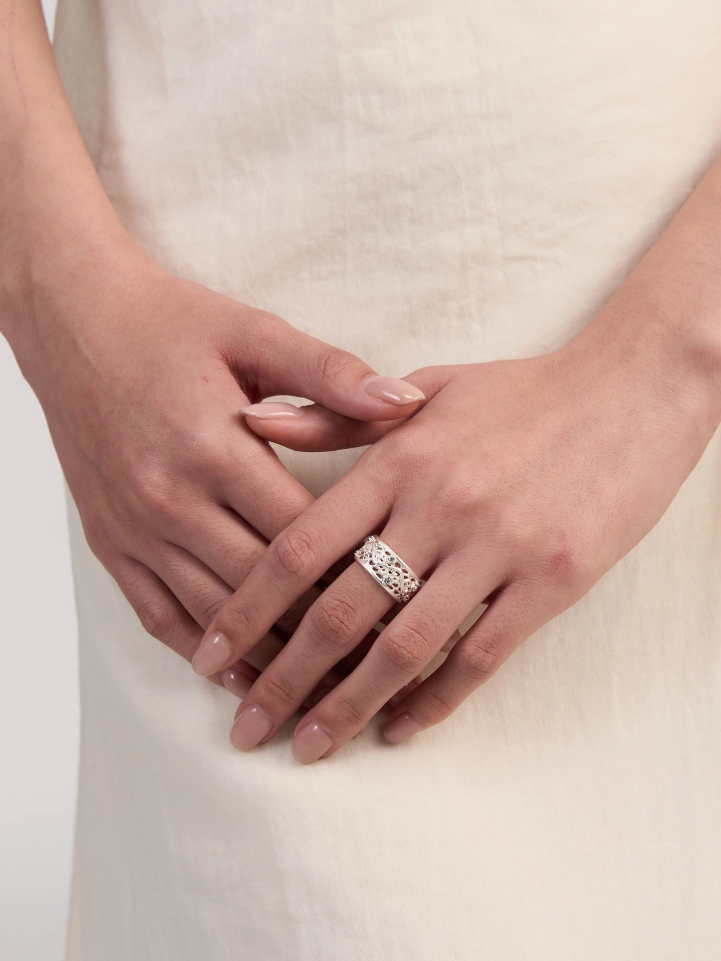 Manman embossed lace ring