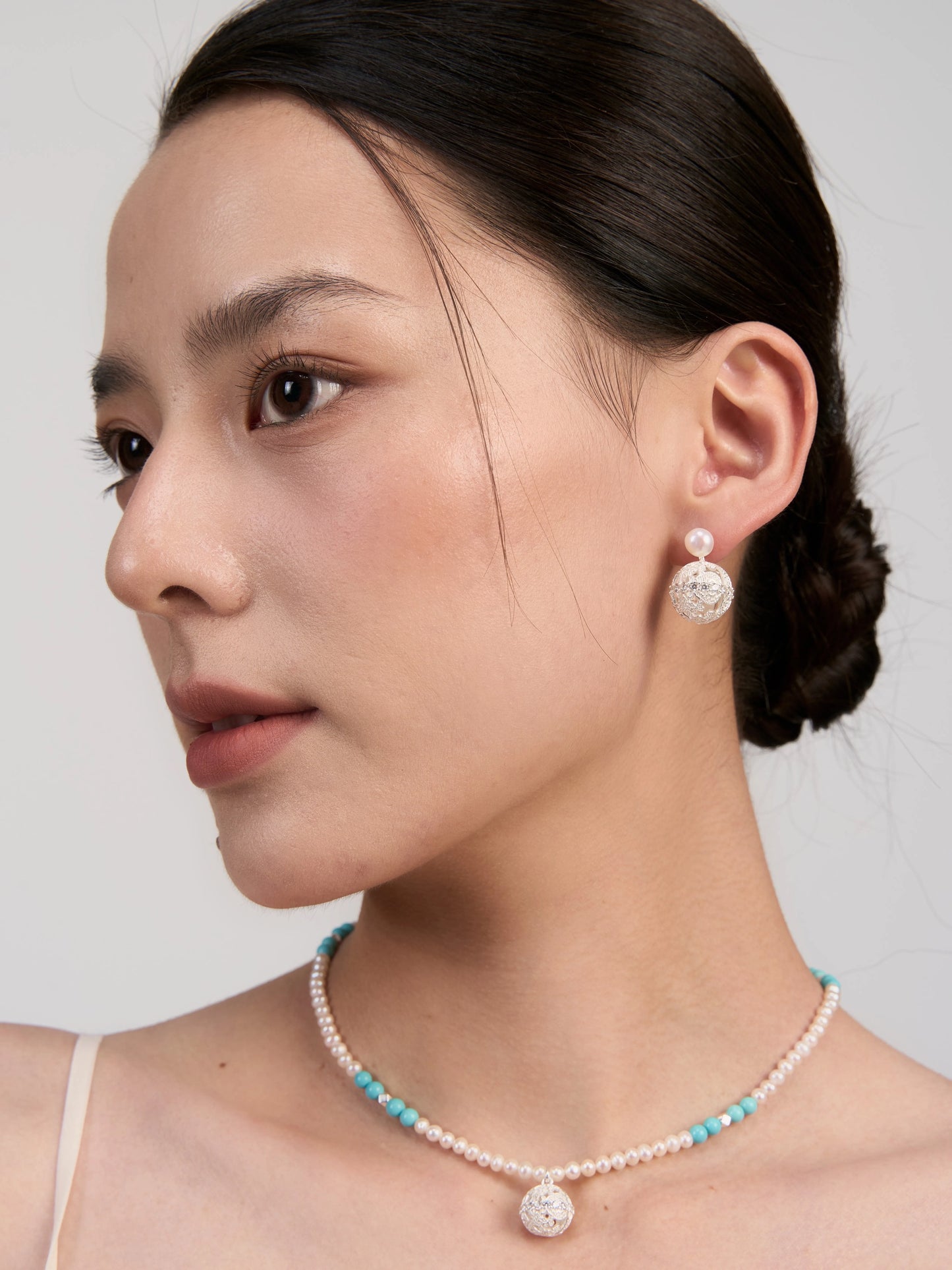 Dense-patterned pearl earrings