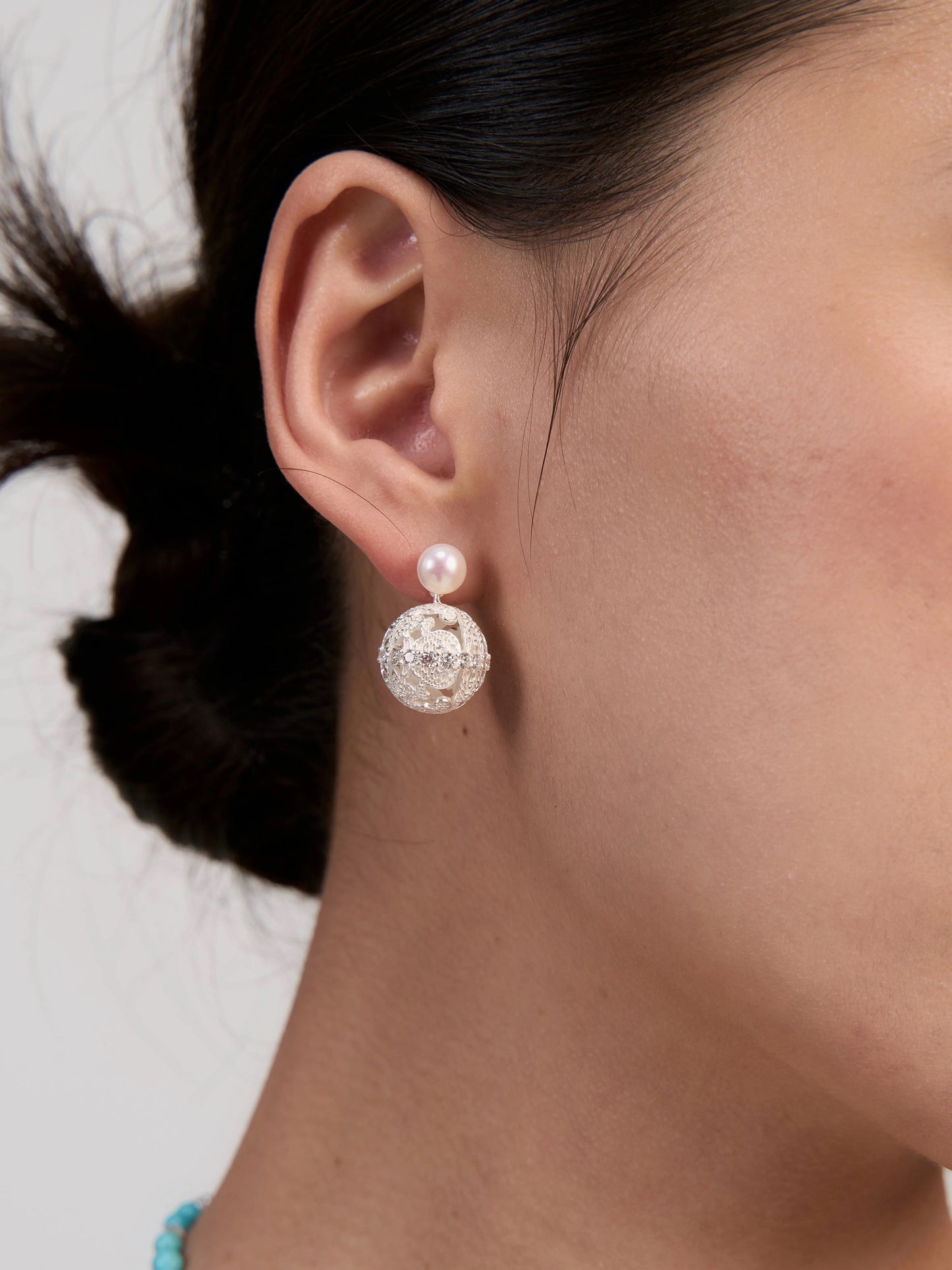 Dense-patterned pearl earrings